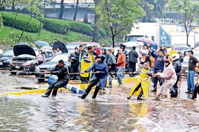 Tromba provoca caos en el Valle de México