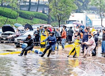 Tromba provoca caos en el Valle de México