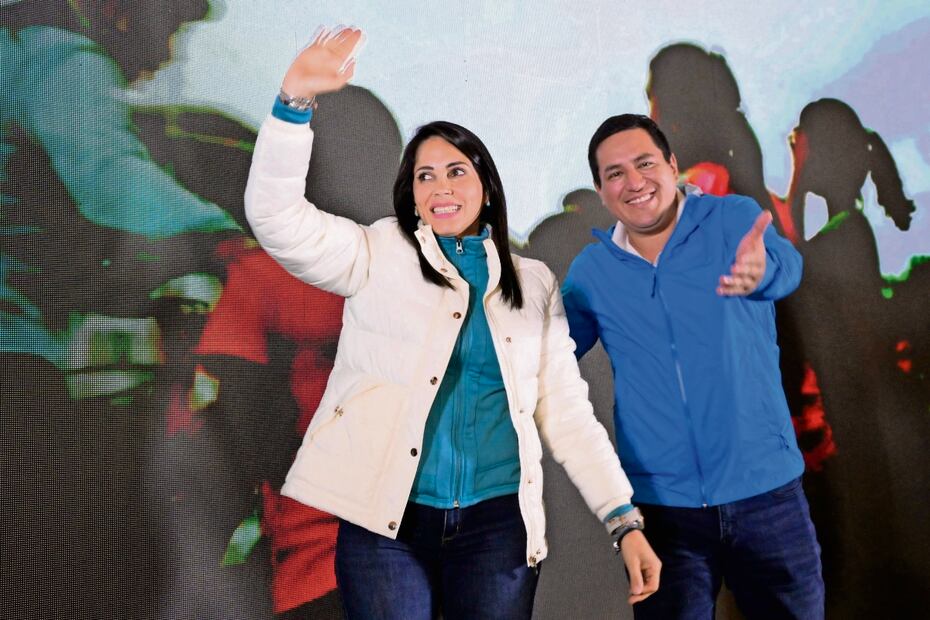 Luisa González, de Revolución Ciudadana, festejó resultados con su compañero de fórmula, Andrés Arauz. Foto: Rodrigo Buendía | AFP