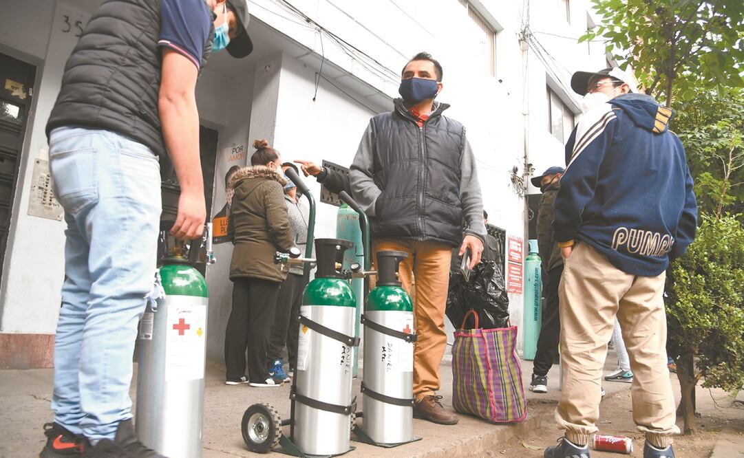 En la Ciudad se observan largas filas para llenar tanques. Foto: Armando Martínez. EL UNIVERSAL