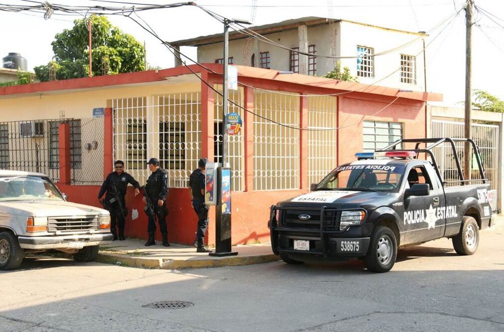 En medio de un fuerte dispositivo de seguridad, familiares de uno de los tres policías que fallecieron tras un tiroteo, en el que murieron ocho personas en Villahermosa, Tabasco, realizan el funeral del uniformado en la colonia Las Gaviotas