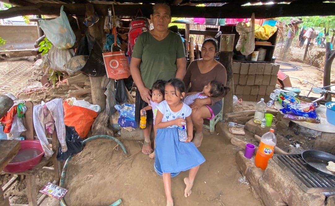 Cuando ya había pasado el huracán Agatha , el río creció de pronto y sorprendió a la comunidad de Barra de Copalita. Rosa Arango cuenta que el agua entró a su casa “como una ola de mar ” y se llevó hasta sus borregos. Foto: Fernando Miranda/ EL UNIVERSAL.