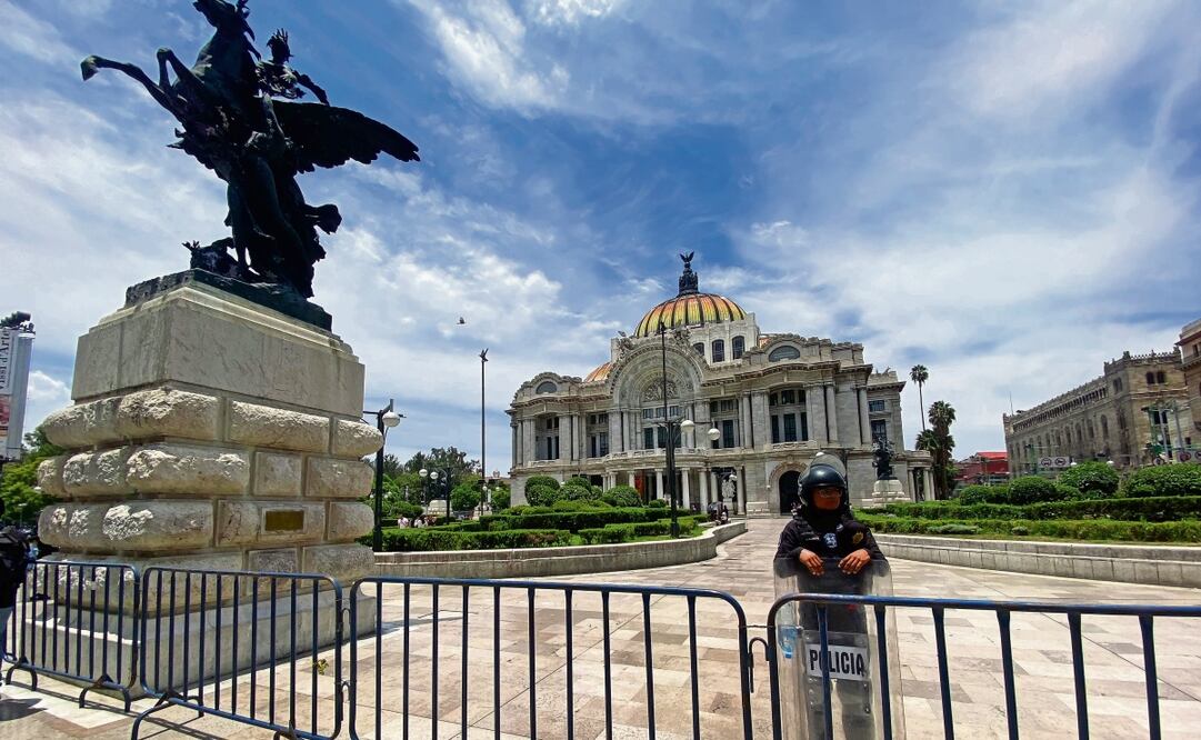 Policías y vallas resguardan la explanada. Foto: Alberto Acosta