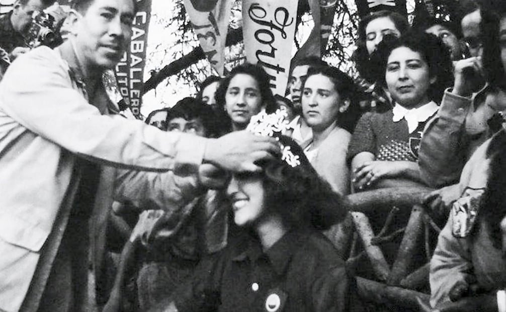 Coronación de Alma Tamés, 1950. El entonces presidente de la FME, Luis Toledo Villareal, es quien le coloca la corona durante una convivencia alpina. Foto: ESPECIAL/Cortesía Enrique Chávez Poupard.