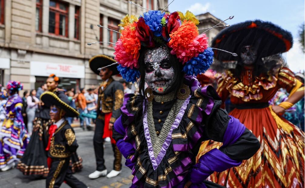 Catrinas y catrines acompañaron esta magna procesión de alebrijes, que tienen como origen una pesadilla, a causa de una enfermedad, del artista Pedro Linares. Foto: Hugo Salvador/EL UNIVERSAL