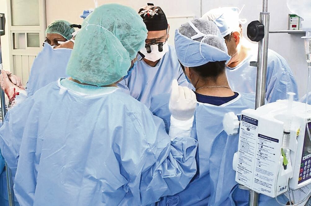 Urgencia. Aunque un cirujano vascular reparó las venas y arterias del cuello del menor, éste sigue conectado a un ventilador automático por la gravedad de sus heridas (ARCHIVO. EL UNIVERSAL)