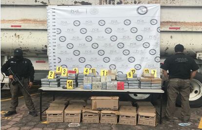 Detienen a dos hombres con 7 millones de dólares en Veracruz