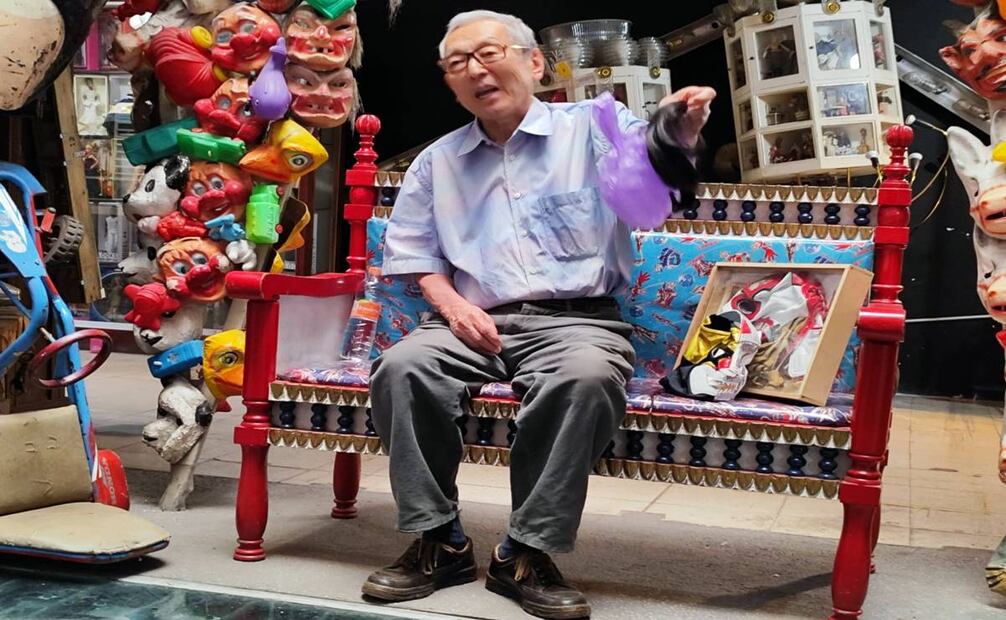 Junto con unas máscaras, don Beto recibió por sorpresa esta cabellera de luchador: “aquí cada objeto tiene una historia”. Mientras la sostiene con naturalidad, reta a sus empleados a seguir su ejemplo. Raúl J. Fontecilla/EL UNIVERSAL.