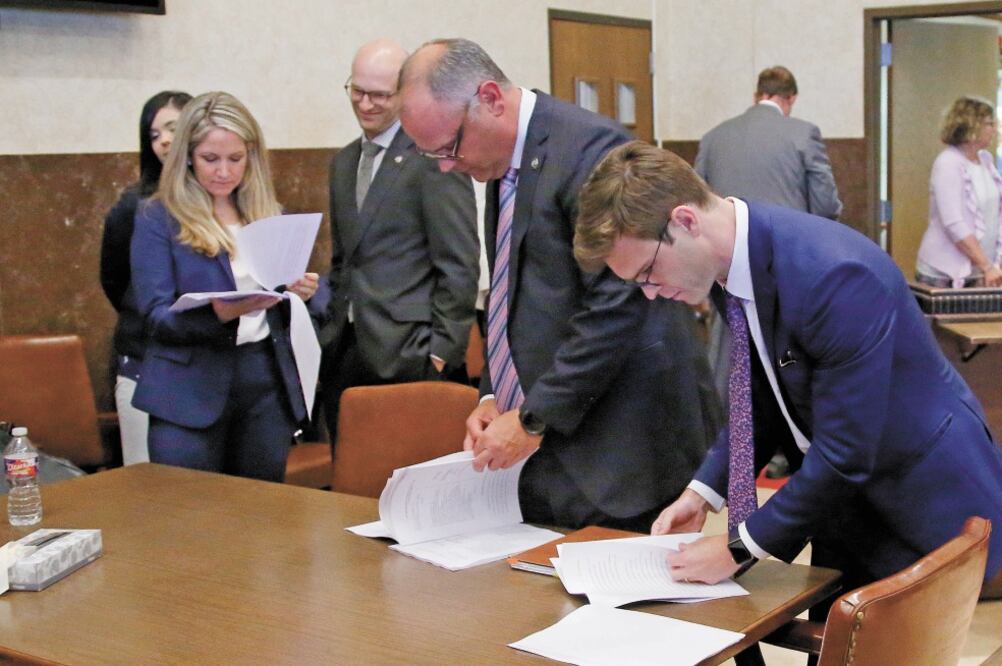 Decisión. Los abogados del estado de Oklahoma revisaron los documentos de la Corte tras el fallo en contra de la multinacional Johnson & Johnson. Foto/SUE OGROCKI. AP