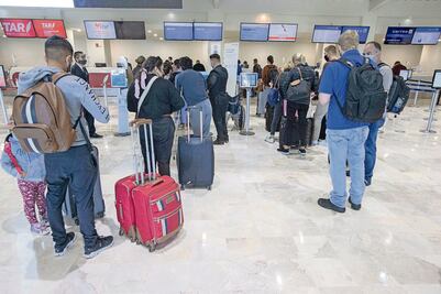 Detienen a 3 con pasaportes falsos en el Aeropuerto Internacional de Mérida