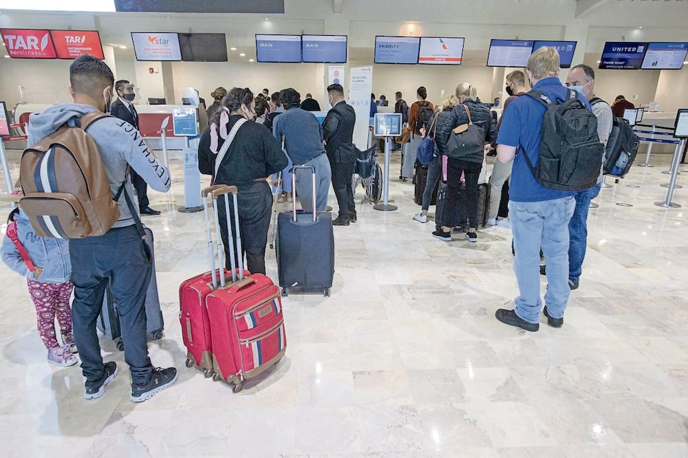 Estas personas, que presuntamente son originarias del estado de Campeche, fueron detectadas por personal de una línea aérea / Foto: Archivo