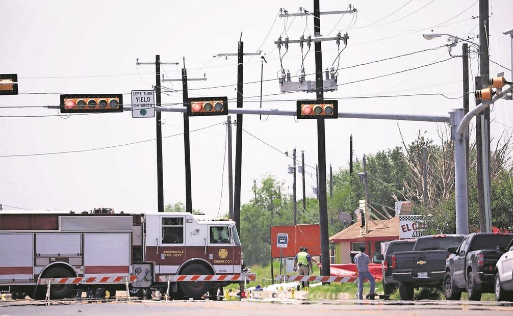 Personal de emergencia llegó para atender a las víctimas de un atropello en Brownsville, Texas. Ocho migrantes perdieron la vida, Foto: Michael González / AP