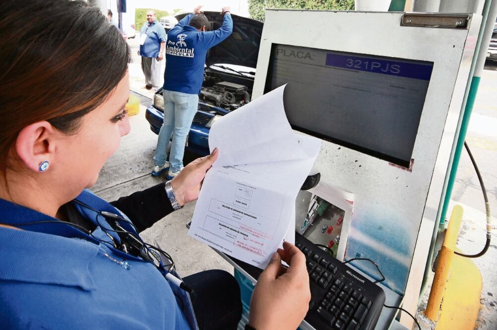 Expertos ejemplificaron que si un auto carga gasolina en Puebla, en la ZMVM reportará mayor emisión de contaminantes en la verificación (ADRIÁN HERNÁNDEZ. EL UNIVERSAL)