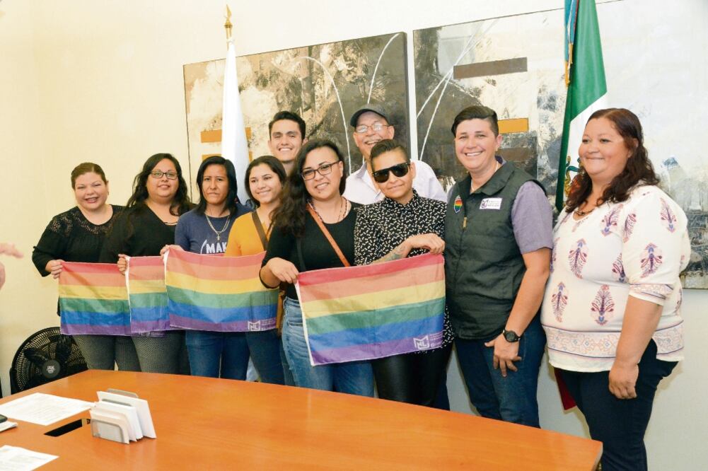 Integrantes de la comunidad LGBTTTI dicen que anteriormente se unían en matrimonio en la Ciudad de México y en Coahuila, pero tras la resolución de la Suprema Corte ahora lo podrán hacer también en Nuevo León (EMILIO VÁSQUEZ. EL UNIVERSAL)