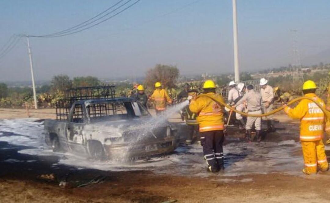 Personal de Pemex labora en el sitio en la reparación del ducto que fue perforado.. Foto: Especial