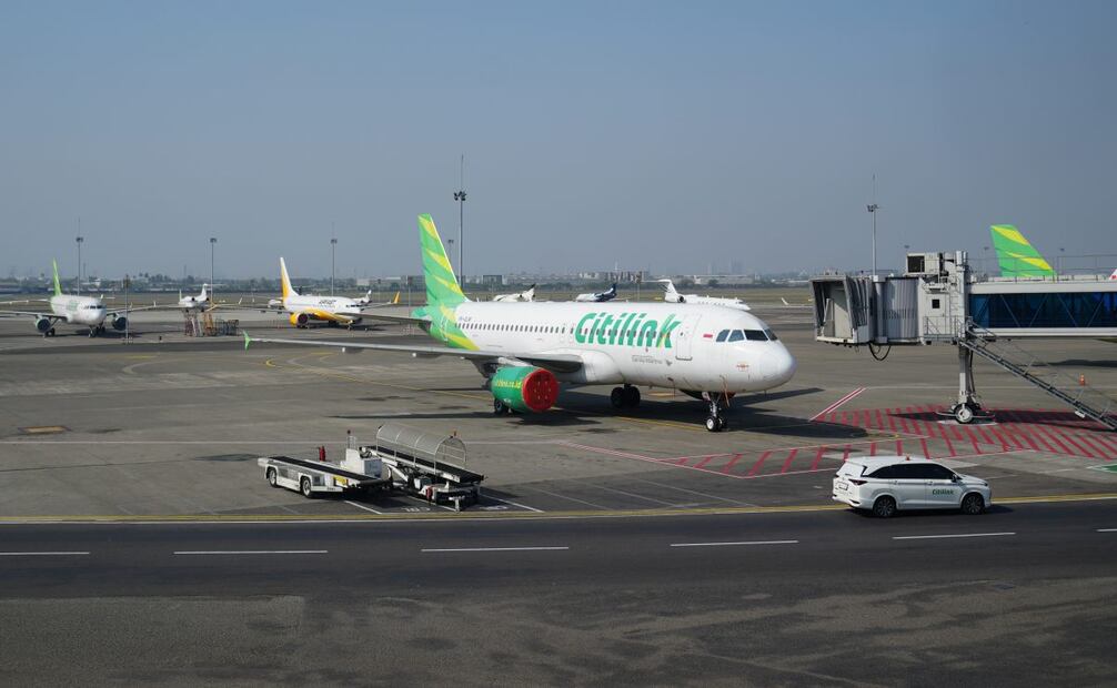 Aviones están estacionados en la pista del Aeropuerto Internacional Soekarno-Hatta en Tangerang, Indonesia, el 6 de septiembre de 2026. Foto: Tatan Syuflana / AP