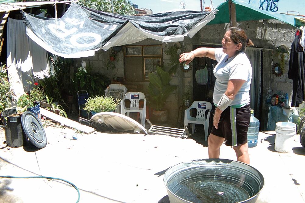 En una casita cimentada en la ladera del cerro, en la colonia independencia, vive Onésima con su hijo Emanuel, de 20 años (JORGE MEDINA. EL UNIVERSAL)