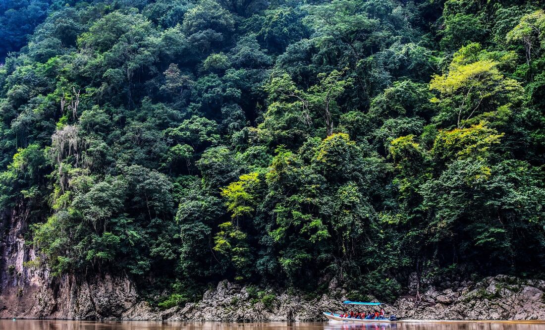 Paseo en lancha a través del Cañón del río Usumacinta. (Foto: Juan Carlos Reynoso. El Universal)
