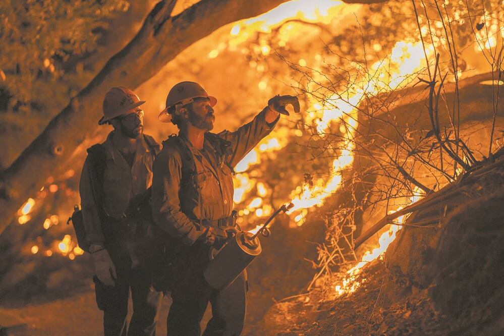 Incendios en Arcadia, California, el pasado 13 de septiembre. Según expertos, hay olas de calor que llegan antes y que duran más. Foto: David Mcnew. AFP