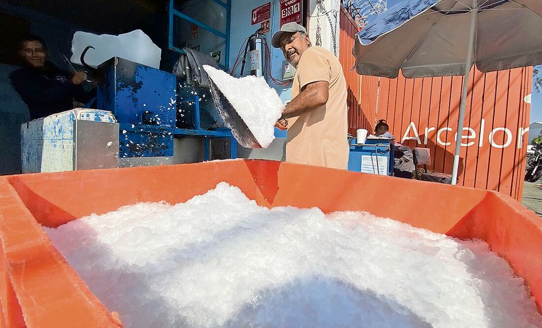 Ante el desabasto de hielo, por las olas de calor, los dueños de tienditas del país comenzaron a fabricar hielos caseros y bolis sin sabor para atender la demanda. Foto: Juan Carlos Williams | El Universal