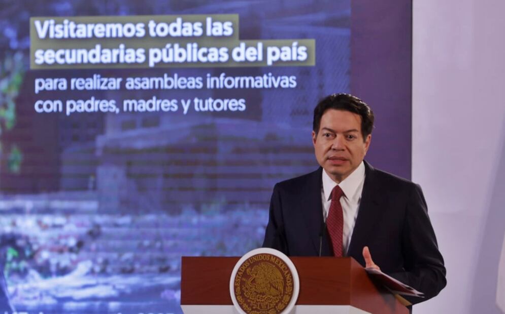 Mario Delgado informa sobre la nueva beca “Rita Cetina” para todos los estudiantes de nivel básico de mil 900 y 700 pesos adicionales por cada niño; indica que el programa comenzará en 2025. Foto: Gabriel Pano/EL UNIVERSAL