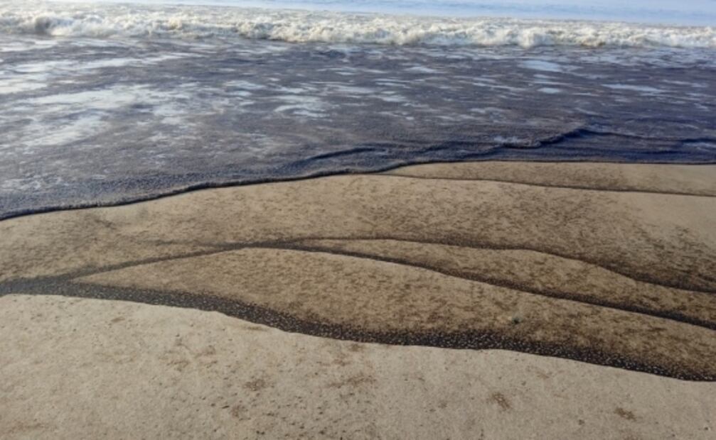 Por derrame de hidrocarburo, cierran tres playas al turismo y la pesca en Oaxaca