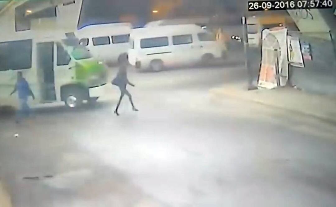 Video. Microbús atropella a mujer en Naucalpan