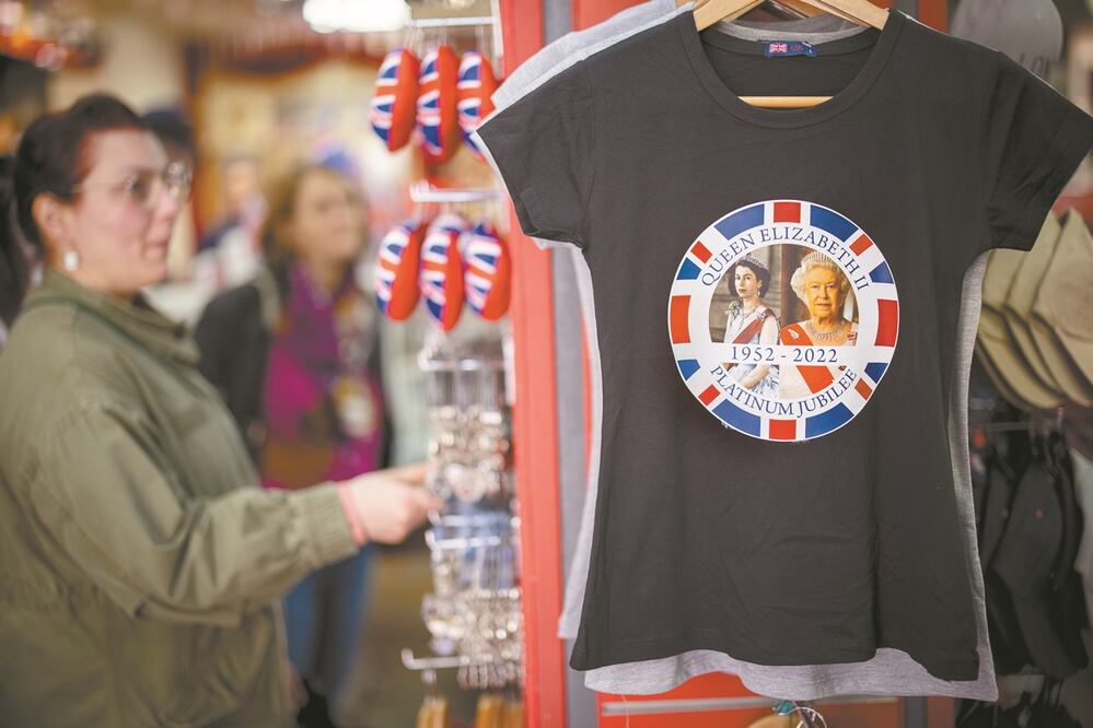 Recuerdos para celebrar el Jubileo de Platino de la reina Isabel II, en Londres.