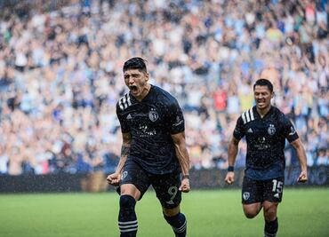 Alan Pulido marca golazo y sale lesionado minutos después