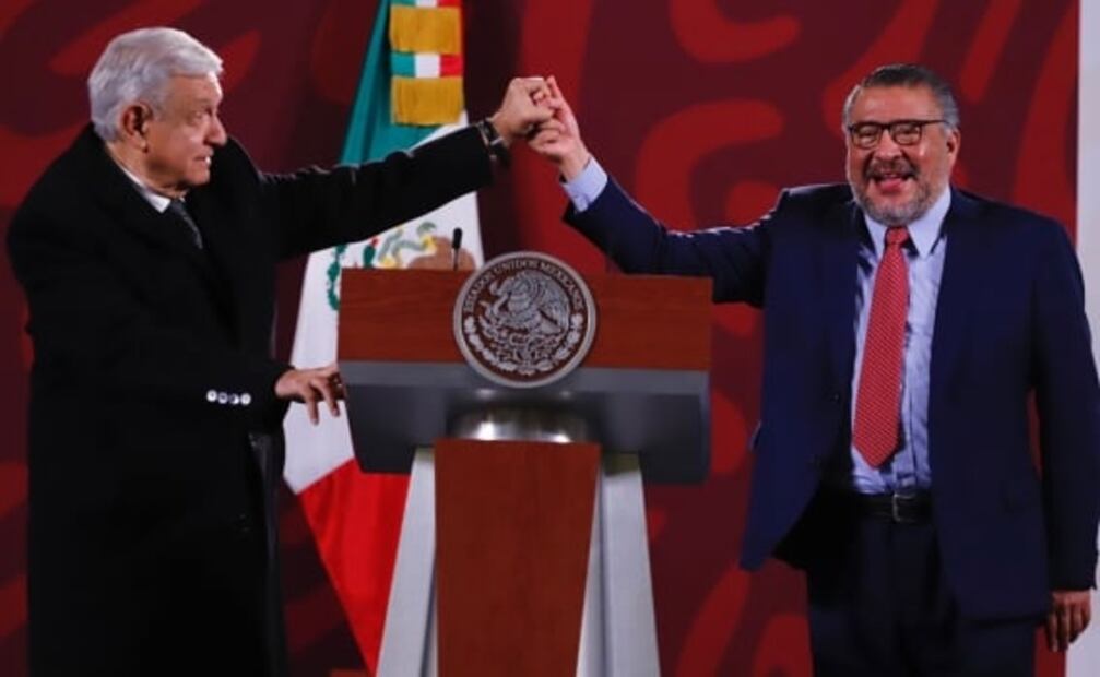 Las últimas dos renuncias ante AMLO: Un abrazo de Clouthier y un levante de mano a Duarte