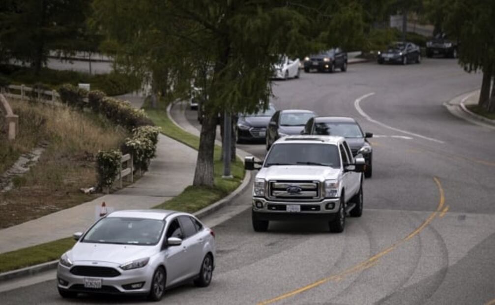 Empleados de Hollywood reciben comida de bancos de alimentos