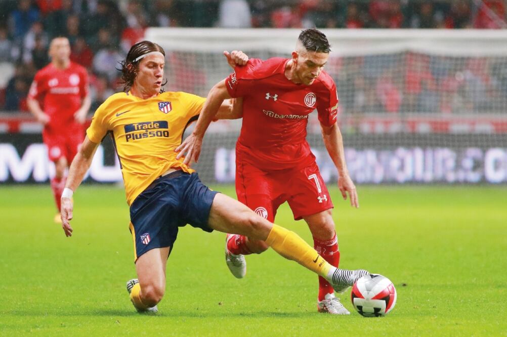 El brasileño Filipe Luis estuvo atento en zona baja y evitó los arribos de Diablos. FOTO: MARCOS DOMÍNGUEZ. IMAGO7