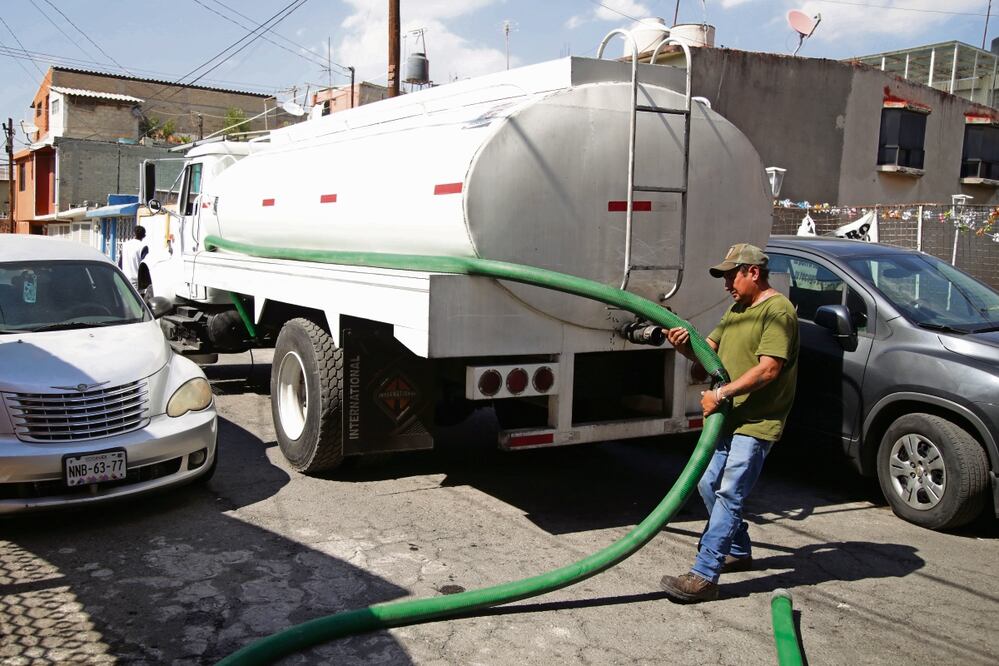 Vecinos sacan botes, tinas y tambos para almacenar líquido extra, aunque no es potable. Foto: Carlos Mejía