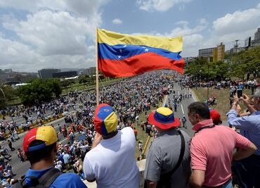 Chavistas y opositores continúan protestas; choques dejan varios heridos