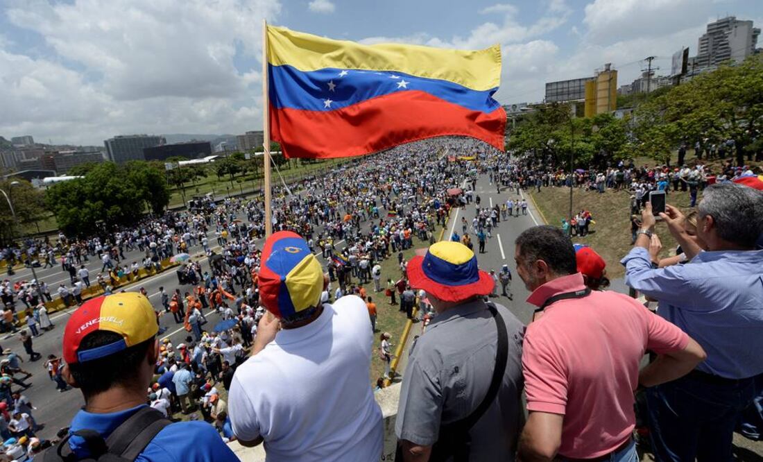 Chavistas y opositores continúan protestas; choques dejan varios heridos