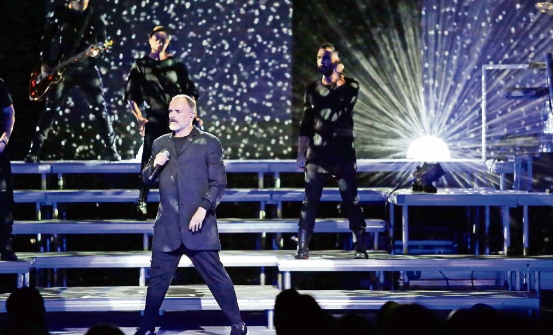 Miguel Bosé, ante Más de 2 mil 400 personas en el Majestic Theatre. (EFE)