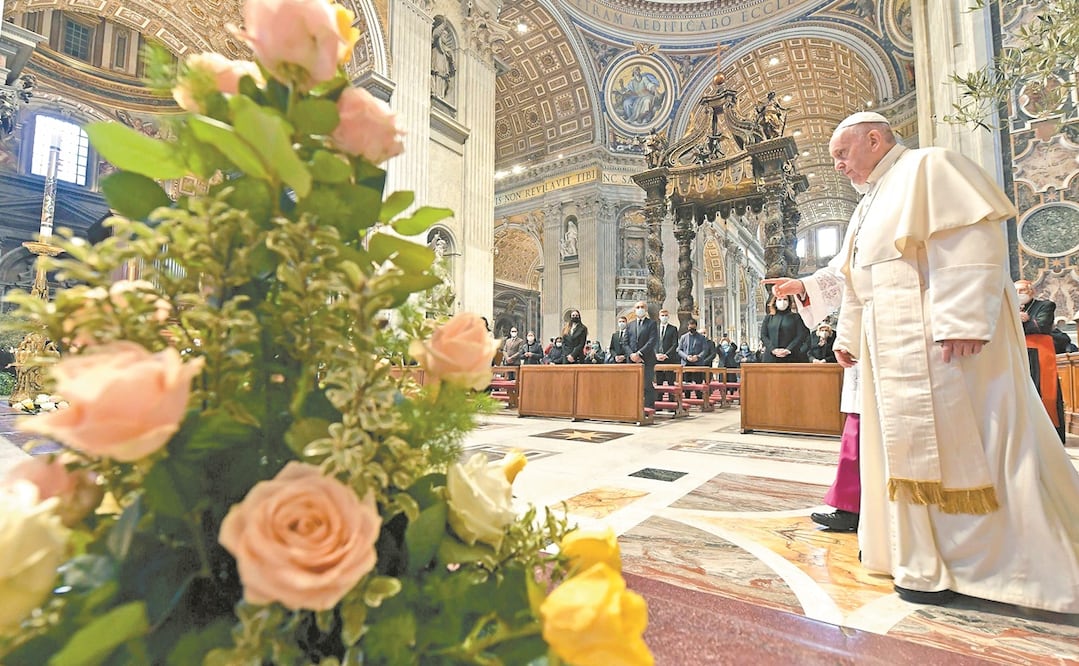 El papa Francisco durante la misa pascual en la Basílica de San Pedro, en la que lamentó que haya conflictos armados en plena pandemia. Foto: EFE