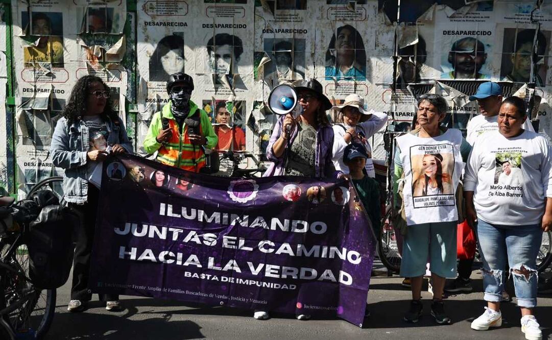 Rodada por la memoria y dignidad de personas desaparecidas con pega de carteles y fichas de búsqueda que partió de la Glorieta de las personas desaparecidas. Foto: Berenice Fregoso / EL UNIVERSAL