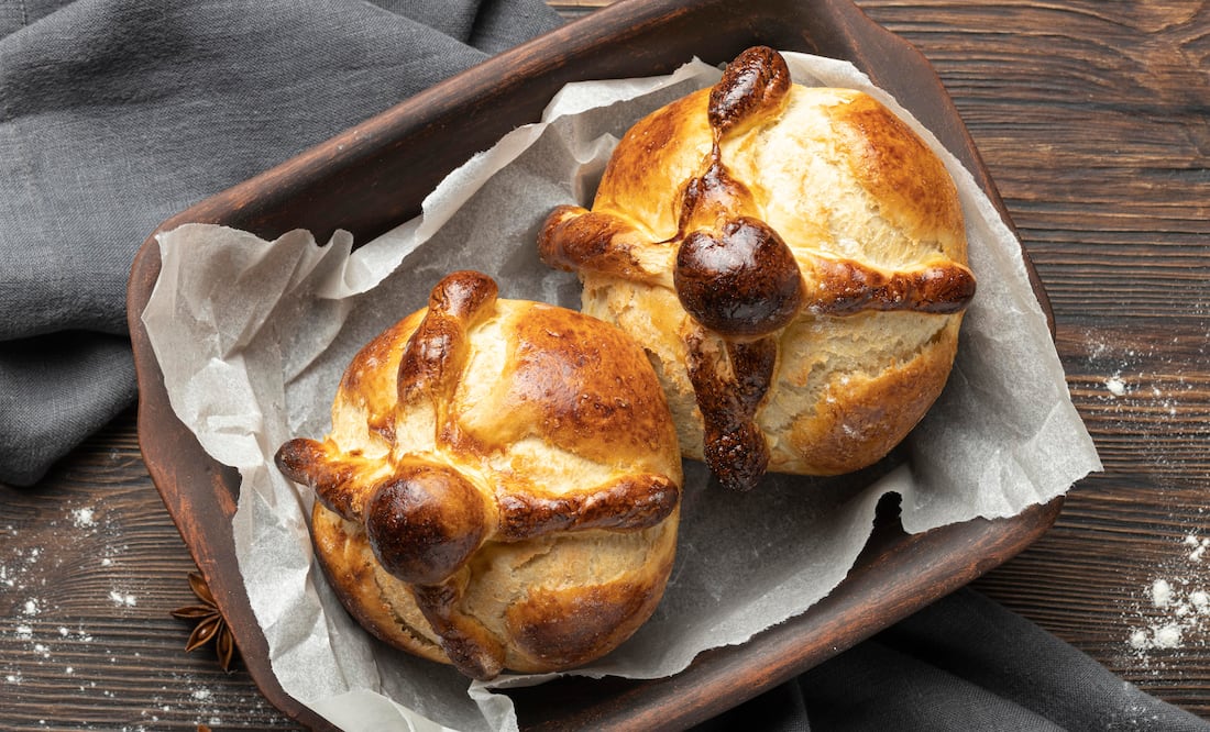 El pan de muerto, uno de los símbolos más representativos del Día de Muertos, destaca por su sabor pero vida útil corta. Foto: Freepik
