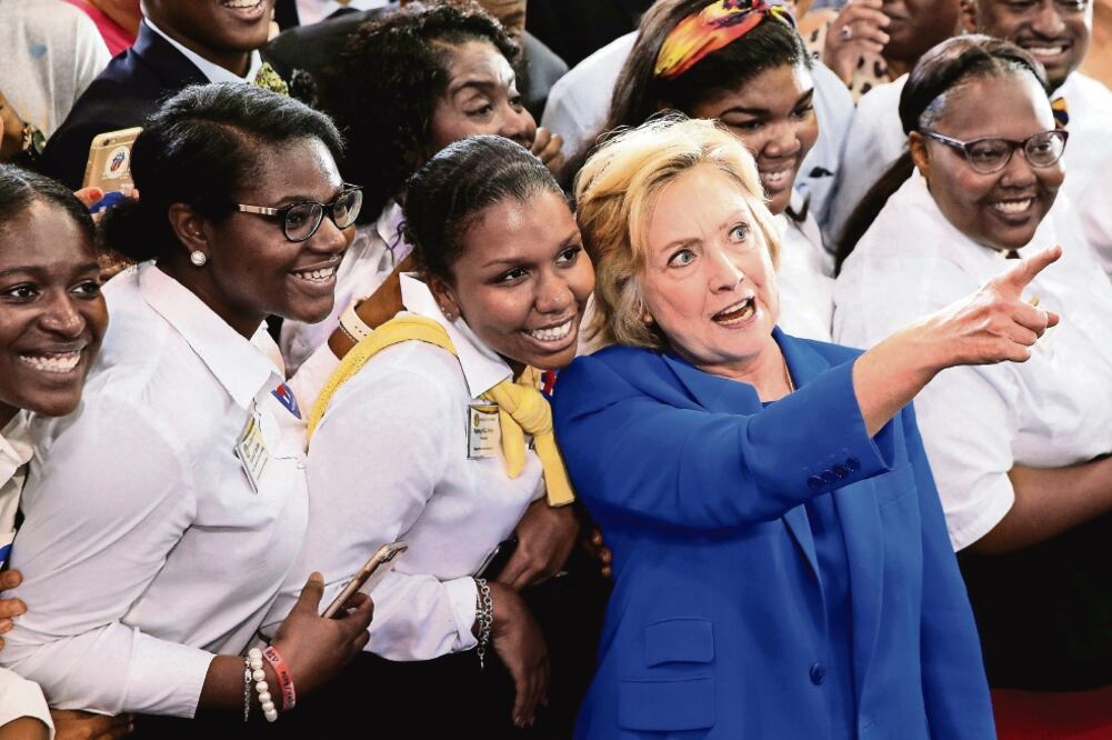 La candidata a la presidencia de EU, Hillary Clinton, convive con un grupo de estudiantes durante un evento en Charlotte, Carolina del Norte (BRIAN SNYDER. REUTERS)