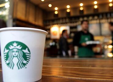 Starbucks desafía a Trump; contratará a 10 mil refugiados