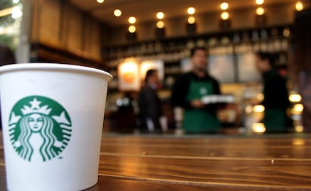 Starbucks desafía a Trump; contratará a 10 mil refugiados