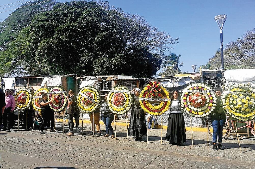 Familia y amigos de Óscar Cazorla encabezaron el recorrido del féretro hasta el panteón, pero hicieron una parada en el Palacio Municipal, en donde pidieron a los tres niveles de gobierno resolver el asesinato. (ROSELIA CHACA. EL UNIVERSAL)
