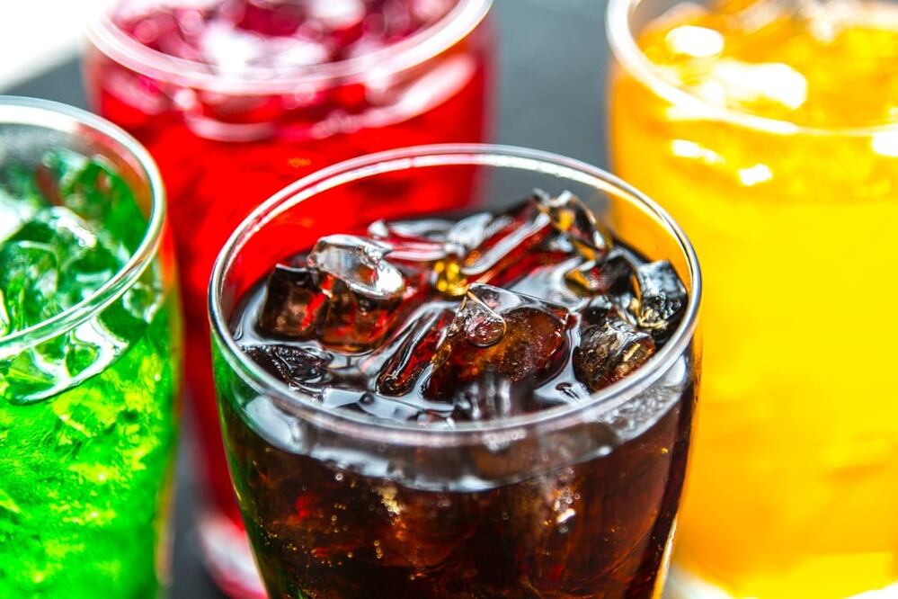 Los refrescos oscuros pueden picar y manchar los dientes / Foto: Pexels