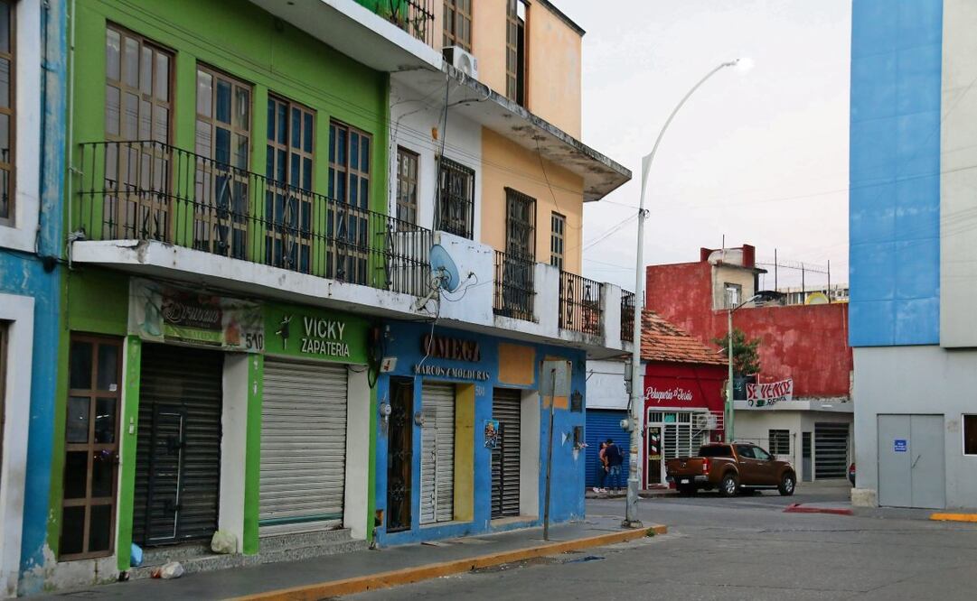 Decenas de comercios han bajado sus cortinas ante la falta de clientes que evitan salir por temor a la violencia. Foto: Luma López | El Universal