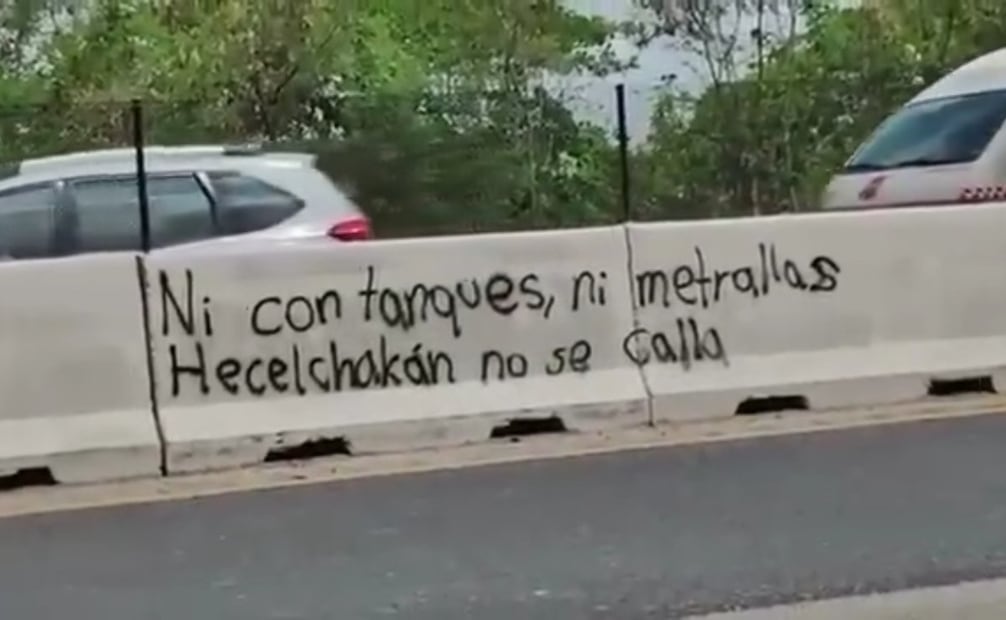 Estudiantes de normal rural bloquean vía federal en Hecelchakán, Campeche; exigen dinero y mejoras al plantel.
Foto: Especial.