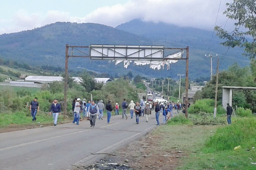 Comuneros de Nahuatzen, Michoacán, que se oponen a la instalación de casillas, denunciaron que fueron atacados a balazos en una barricada (ESPECIAL)