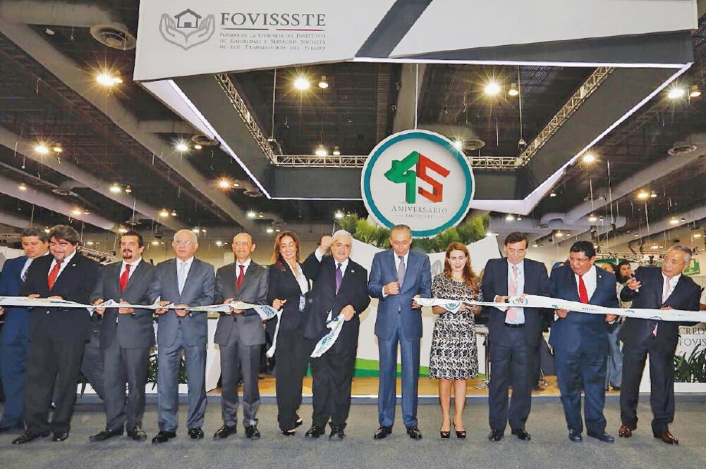 José Reyes Baeza, titular del ISSSTE (centro), señaló que en 45 años el Fovissste se ha consolidado como una institución que da certeza a las familias y que ha logrado ser más eficiente y ampliar su cartera hipotecaria. (CORTESÍA FOVISSSTE)