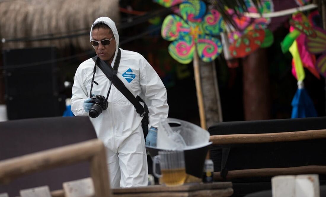 Un trabajador forense captado dentro del Blue Parrot de Playa del Carmen. Fotografía de Reuters