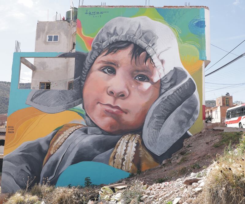 David Dagos Hernández eligió de entre más de 30 fotografías una pequeña y rota, en la que el hijo mayor de Lourdes Mendoza había acudido a un festival de primavera vestido como elefante; la escogió, dice, por la mirada que proyecta. Fotos: Diego Campos